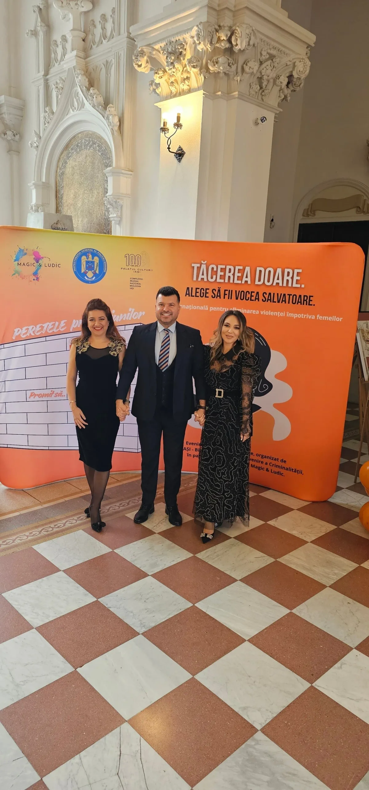 Gabriel Bîrjovanu alături de două colege la evenimentul Tăcerea doare, Palatul Culturii Iași